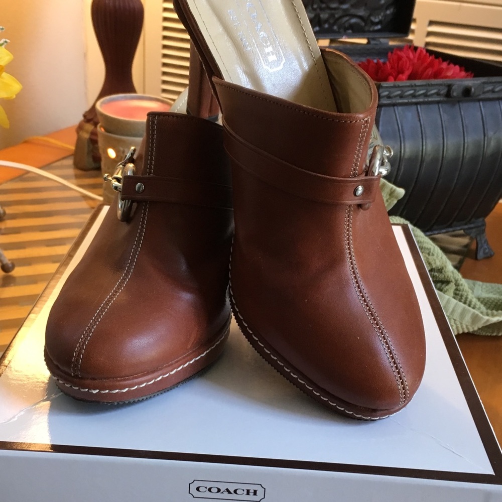 Coach NIB Brown leather w/silver accents 4” heel